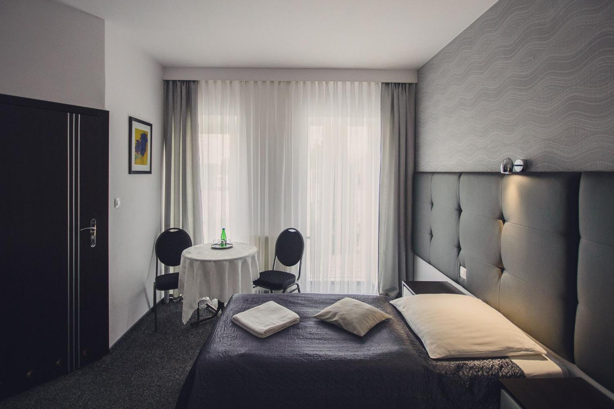 Hotel Junior Краков Экстерьер фото