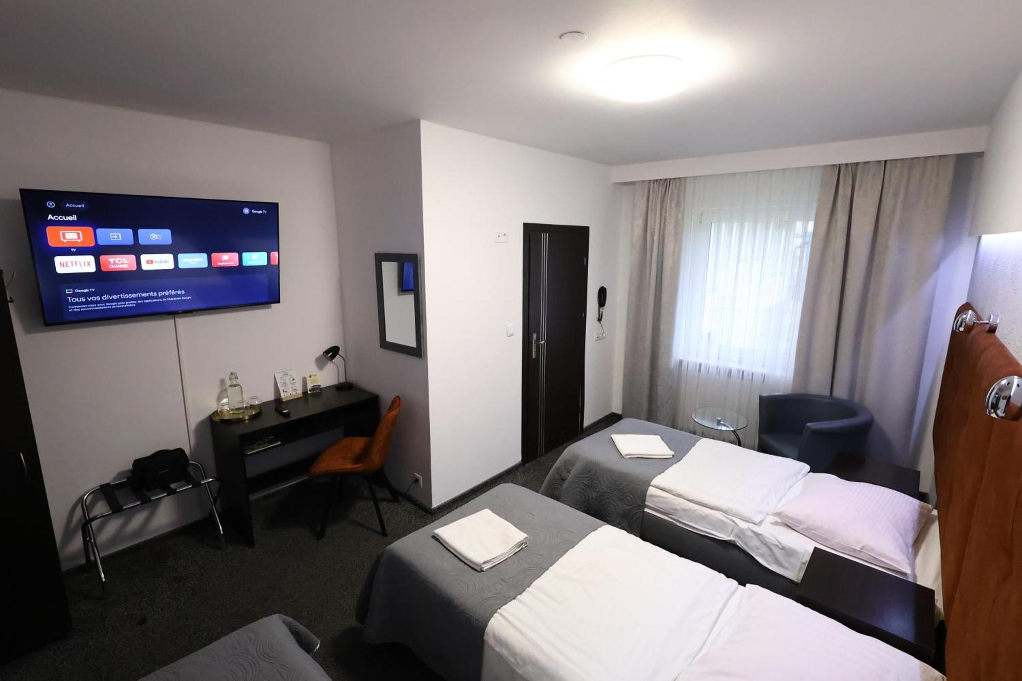 Hotel Junior Краков Экстерьер фото